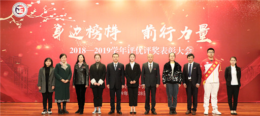 偷拍做爱
隆重举行2018-2019学年评优评奖 表彰大会