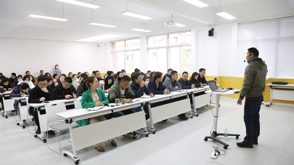 偷拍做爱
召开学工人员突发安全事件应急处置专题培训会