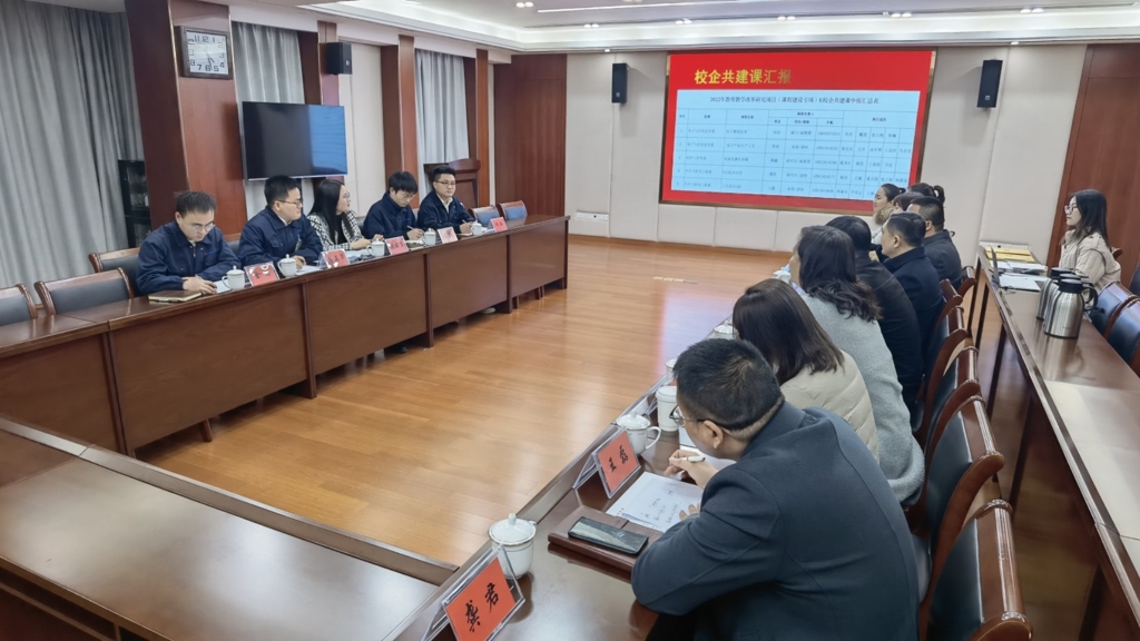 格力电器（南京）有限公司来偷拍做爱
进行校企合作交流