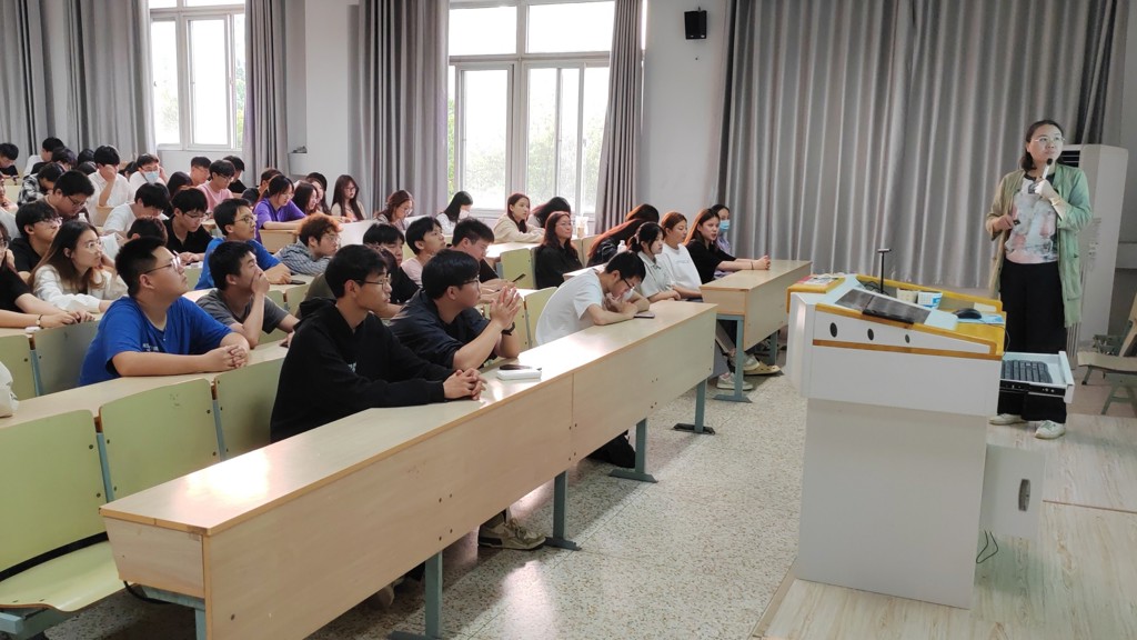 偷拍做爱
开展“重塑心秩序，青春再启航”心理委员和心理气象员专项技能培训活动