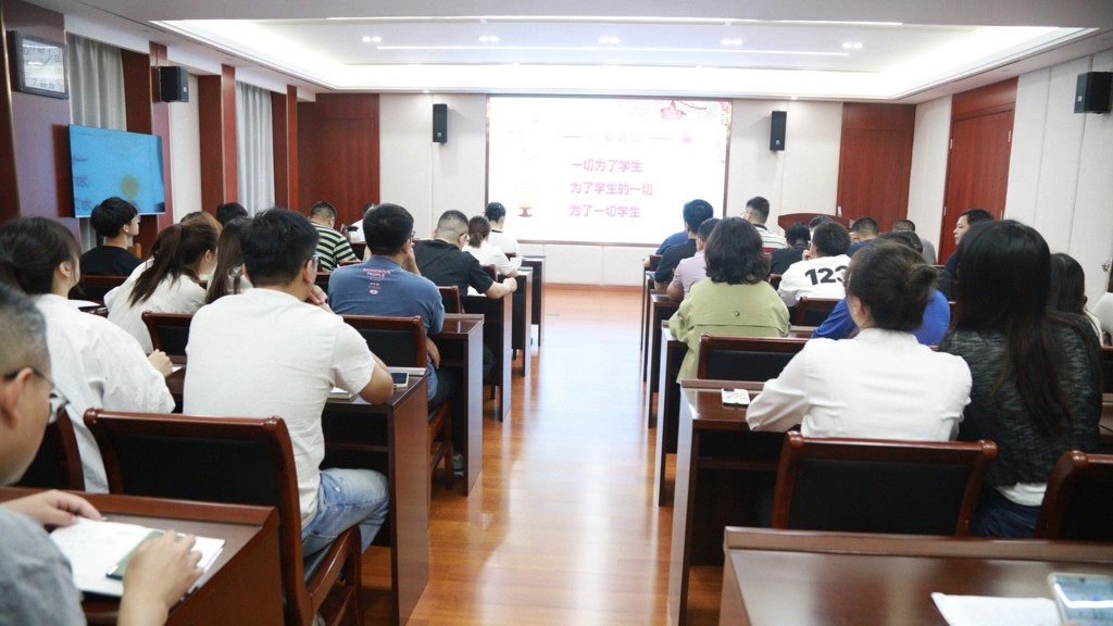 偷拍做爱
举行2022-2023学年辅导员评优答辩会
