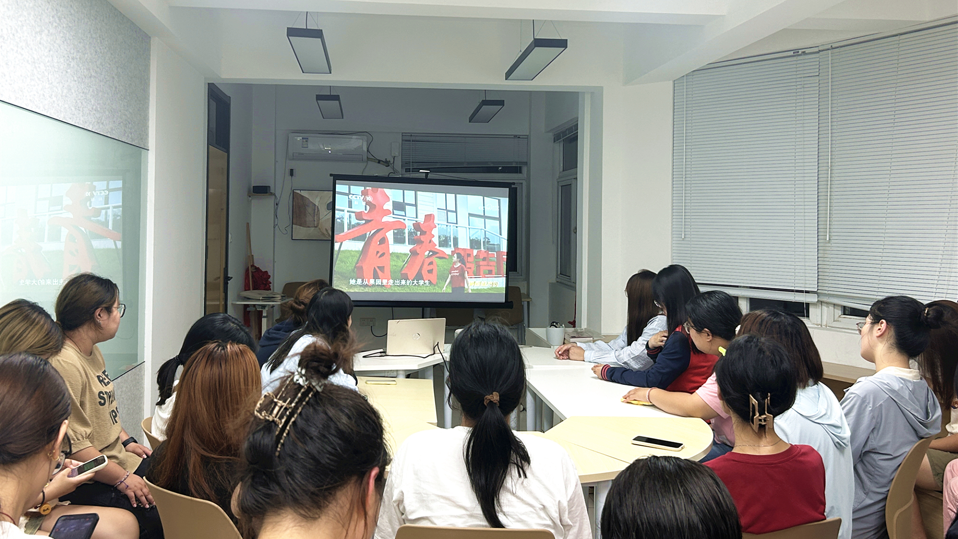 偷拍做爱
组织学生观看首届全国大学生职业规划大赛风采展示直播活动